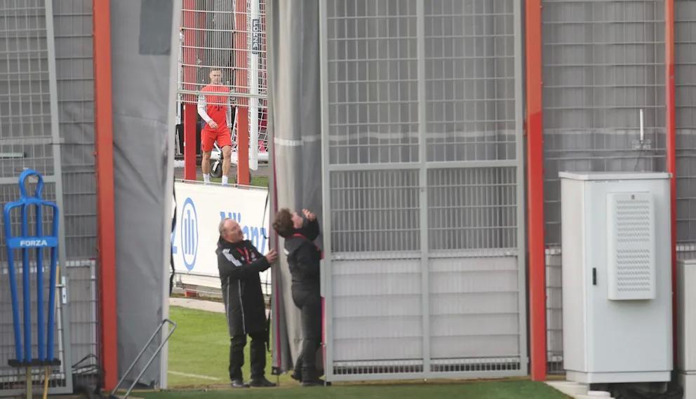 世界杯官方客户端安装-图片报：基米希被拍到参加合练，拜仁员工用幕布进行了遮挡