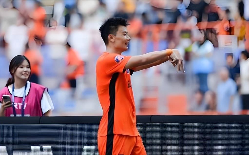 世界杯直播下载-罗竞加盟大连英博！未来他能否顶替离队的刘祝润挑大梁，值得关注