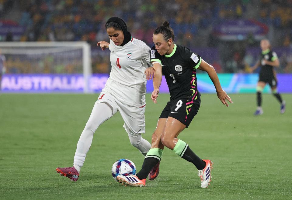 伊朗女足0-4澳大利亚！亚洲杯2连败垫底 赛前高唱国歌+集体敬礼