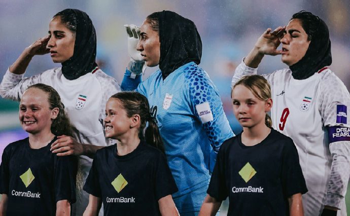 伊朗女足0-4澳大利亚！亚洲杯2连败垫底 赛前高唱国歌+集体敬礼