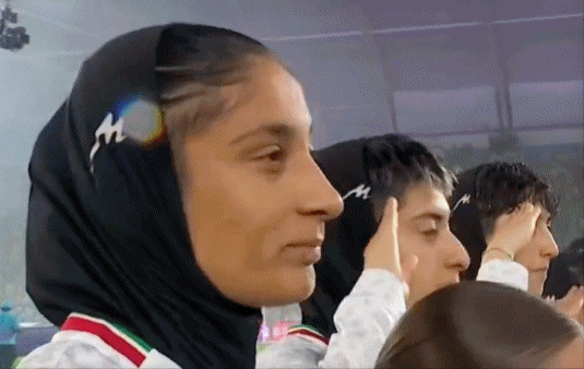 伊朗女足0-4澳大利亚！亚洲杯2连败垫底 赛前高唱国歌+集体敬礼