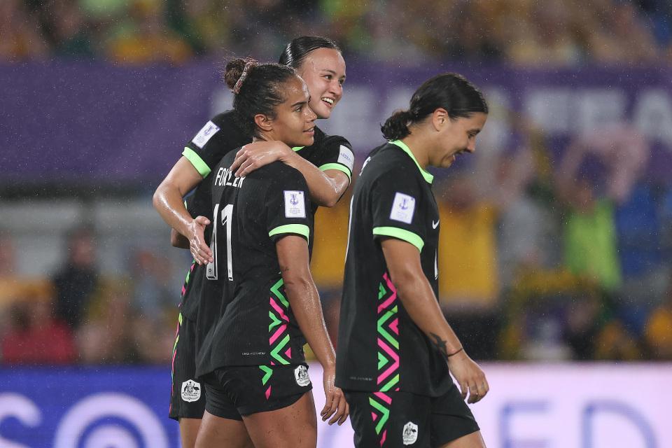 伊朗女足0-4澳大利亚！亚洲杯2连败垫底 赛前高唱国歌+集体敬礼