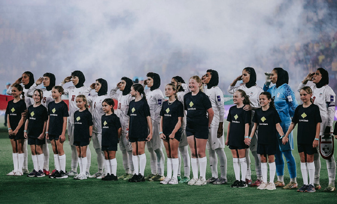 伊朗女足0-4澳大利亚！亚洲杯2连败垫底 赛前高唱国歌+集体敬礼